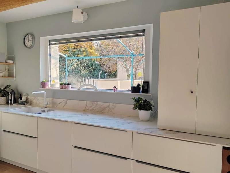 Chantier rénovation de cuisine avec un mariage de blanc et de vois et d'un plan en céramique à Orange
