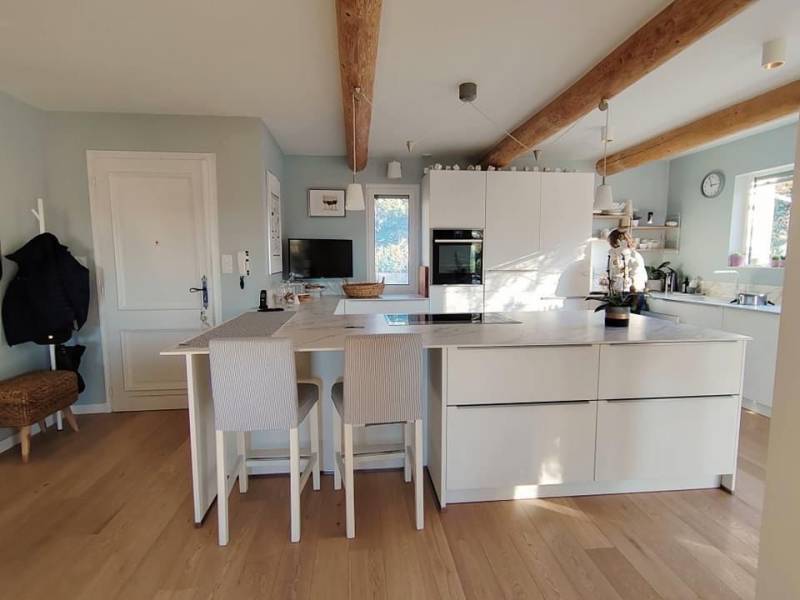 Chantier rénovation de cuisine avec un mariage de blanc et de vois et d'un plan en céramique à Orange