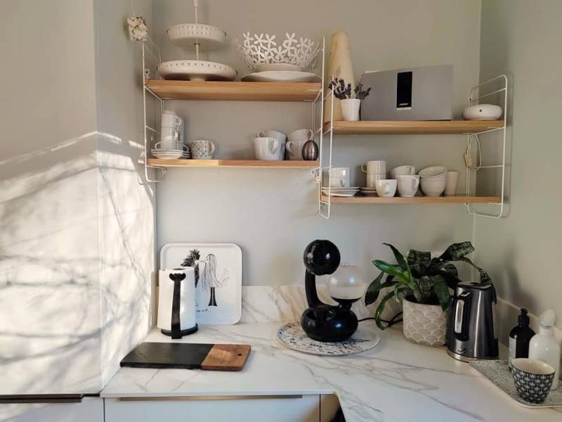 Chantier rénovation de cuisine avec un mariage de blanc et de vois et d'un plan en céramique à Orange