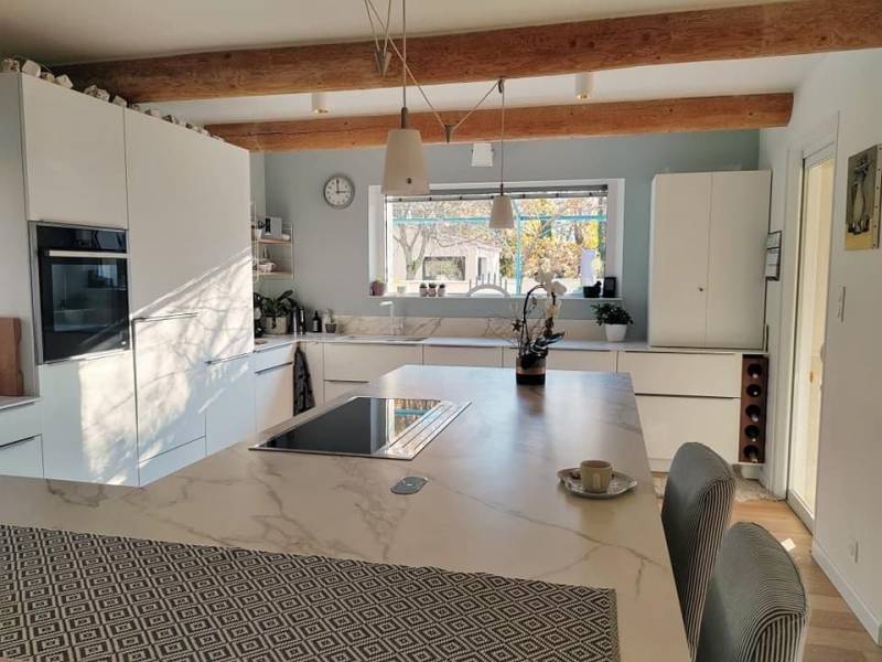 Chantier rénovation de cuisine avec un mariage de blanc et de vois et d'un plan en céramique à Orange