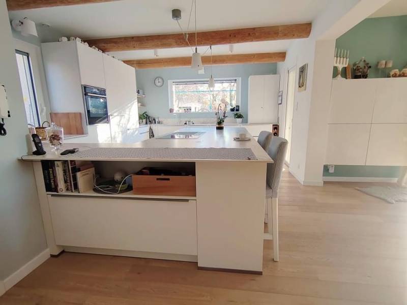 Chantier rénovation de cuisine avec un mariage de blanc et de vois et d'un plan en céramique à Orange