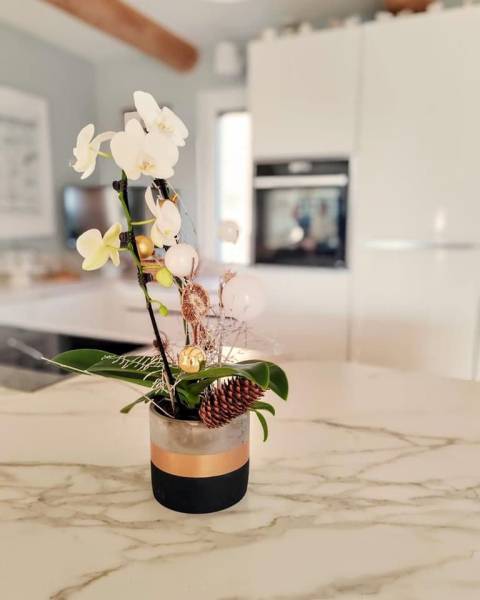 Chantier rénovation de cuisine avec un mariage de blanc et de vois et d'un plan en céramique à Orange
