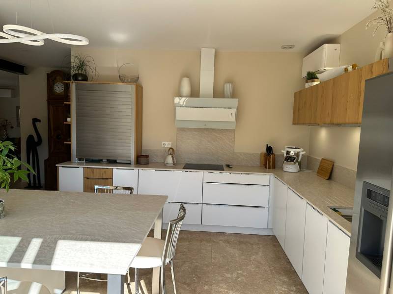 Chantier de rénovation complète de cuisine mariant le bois chaleureux et le blanc lumineux pour maison provençale à Avignon et dans le Vaucluse