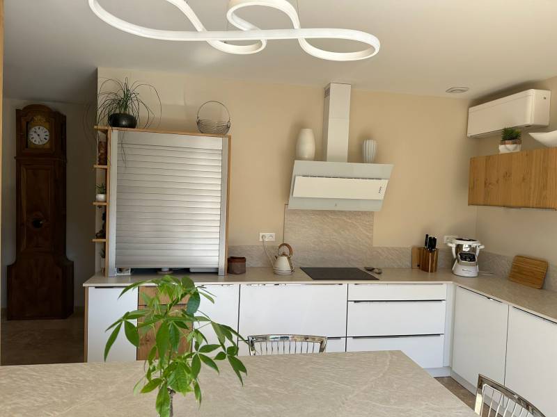 Chantier de rénovation complète de cuisine mariant le bois chaleureux et le blanc lumineux pour maison provençale à Avignon et dans le Vaucluse