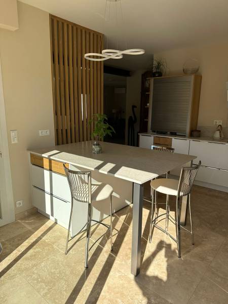 Chantier de rénovation complète de cuisine mariant le bois chaleureux et le blanc lumineux pour maison provençale à Avignon et dans le Vaucluse