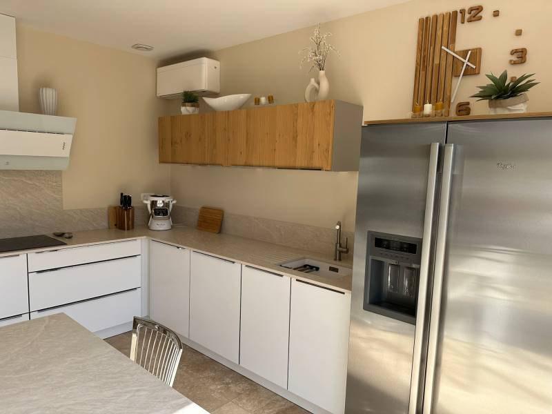 Chantier de rénovation complète de cuisine mariant le bois chaleureux et le blanc lumineux pour maison provençale à Avignon et dans le Vaucluse