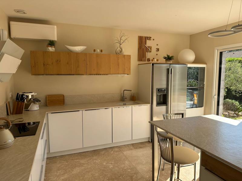 Chantier de rénovation complète de cuisine mariant le bois chaleureux et le blanc lumineux pour maison provençale à Avignon et dans le Vaucluse