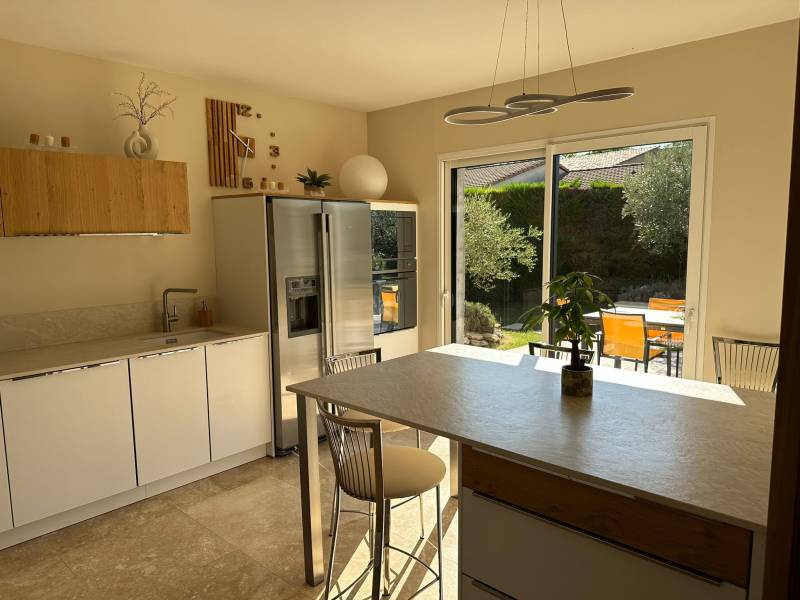Chantier de rénovation complète de cuisine mariant le bois chaleureux et le blanc lumineux pour maison provençale à Avignon et dans le Vaucluse