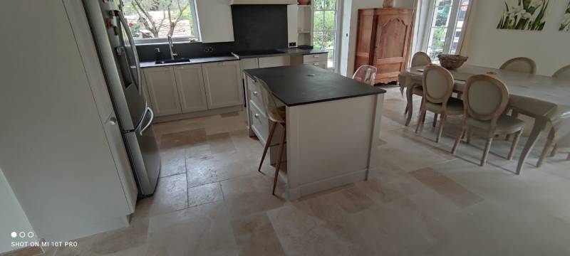 Conception et installation de cuisine classique sur mesure avec aménagement astucieux sous escalier pour optimiser l'espace dans les maisons de village du Vaucluse