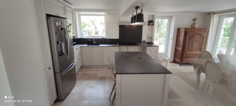 Conception et installation de cuisine classique sur mesure avec aménagement astucieux sous escalier pour optimiser l'espace dans les maisons de village du Vaucluse